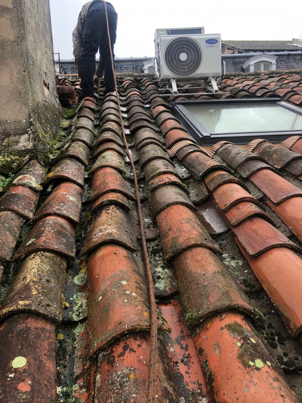 Changement de tuiles pour cause de fuite sur Bordeaux